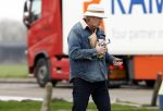 Nederland 5 februari 2024
Matthijs v Nieuwkerk en zijn vriendin Martha Riemsma bij benzinepomp .