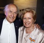Breukelen 12 februari 2024
Ria Valk viert haar 65 jarig artiesten jubileum en krijgt een koninklijk onderscheiding van de burgemeester van de Ronde Venen. Peter Koelewijn