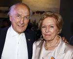 Breukelen 12 februari 2024
Ria Valk viert haar 65 jarig artiesten jubileum en krijgt een koninklijk onderscheiding van de burgemeester van de Ronde Venen. Peter Koelewijn
