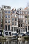 Amsterdam 7 februari 2024
Prinses Amalia woont weer in Amsterdam . Haar huis en de grachten zijn gigantisch goed beveiligd met heel veel beveiligingscamera's . OOk publiek / nieuwsgierigen blijven voor haar huis staan kijken .