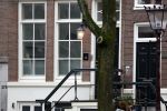 Amsterdam 7 februari 2024
Prinses Amalia woont weer in Amsterdam . Haar huis en de grachten zijn gigantisch goed beveiligd met heel veel beveiligingscamera's . OOk publiek / nieuwsgierigen blijven voor haar huis staan kijken .