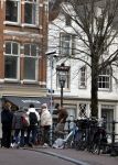 Amsterdam 7 februari 2024
Prinses Amalia woont weer in Amsterdam . Haar huis en de grachten zijn gigantisch goed beveiligd met heel veel beveiligingscamera's . OOk publiek / nieuwsgierigen blijven voor haar huis staan kijken .