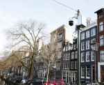 Amsterdam 7 februari 2024
Prinses Amalia woont weer in Amsterdam . Haar huis en de grachten zijn gigantisch goed beveiligd met heel veel beveiligingscamera's . OOk publiek / nieuwsgierigen blijven voor haar huis staan kijken .