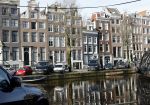 Amsterdam 7 februari 2024
Prinses Amalia woont weer in Amsterdam . Haar huis en de grachten zijn gigantisch goed beveiligd met heel veel beveiligingscamera's . OOk publiek / nieuwsgierigen blijven voor haar huis staan kijken .