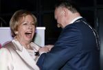 Breukelen 12 februari 2024
Ria Valk viert haar 65 jarig artiesten jubileum en krijgt een koninklijk onderscheiding van de burgemeester van de Ronde Venen.