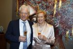 Breukelen 12 februari 2024
Ria Valk viert haar 65 jarig artiesten jubileum en krijgt een koninklijk onderscheiding van de burgemeester van de Ronde Venen. Ria Valk met partner