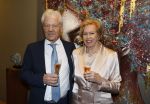 Breukelen 12 februari 2024
Ria Valk viert haar 65 jarig artiesten jubileum en krijgt een koninklijk onderscheiding van de burgemeester van de Ronde Venen. Ria Valk met partner