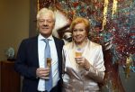 Breukelen 12 februari 2024
Ria Valk viert haar 65 jarig artiesten jubileum en krijgt een koninklijk onderscheiding van de burgemeester van de Ronde Venen. Ria Valk met partner