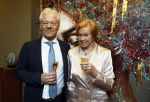 Breukelen 12 februari 2024
Ria Valk viert haar 65 jarig artiesten jubileum en krijgt een koninklijk onderscheiding van de burgemeester van de Ronde Venen. Ria Valk met partner