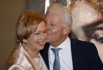 Breukelen 12 februari 2024
Ria Valk viert haar 65 jarig artiesten jubileum en krijgt een koninklijk onderscheiding van de burgemeester van de Ronde Venen. Ria Valk met partner