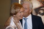 Breukelen 12 februari 2024
Ria Valk viert haar 65 jarig artiesten jubileum en krijgt een koninklijk onderscheiding van de burgemeester van de Ronde Venen. Ria Valk met partner