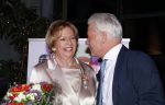 Breukelen 12 februari 2024
Ria Valk viert haar 65 jarig artiesten jubileum en krijgt een koninklijk onderscheiding van de burgemeester van de Ronde Venen. Ria Valk met partner