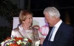 Breukelen 12 februari 2024
Ria Valk viert haar 65 jarig artiesten jubileum en krijgt een koninklijk onderscheiding van de burgemeester van de Ronde Venen. Ria Valk met partner