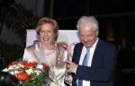 Breukelen 12 februari 2024
Ria Valk viert haar 65 jarig artiesten jubileum en krijgt een koninklijk onderscheiding van de burgemeester van de Ronde Venen. Ria Valk met partner