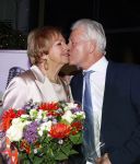 Breukelen 12 februari 2024
Ria Valk viert haar 65 jarig artiesten jubileum en krijgt een koninklijk onderscheiding van de burgemeester van de Ronde Venen. Ria Valk met partner