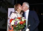 Breukelen 12 februari 2024
Ria Valk viert haar 65 jarig artiesten jubileum en krijgt een koninklijk onderscheiding van de burgemeester van de Ronde Venen. Ria Valk met partner