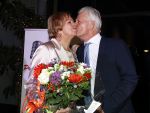 Breukelen 12 februari 2024
Ria Valk viert haar 65 jarig artiesten jubileum en krijgt een koninklijk onderscheiding van de burgemeester van de Ronde Venen. Ria Valk met partner