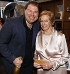Breukelen 12 februari 2024
Ria Valk viert haar 65 jarig artiesten jubileum en krijgt een koninklijk onderscheiding van de burgemeester van de Ronde Venen. Ria Valk en Bart peeters