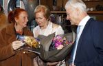Breukelen 12 februari 2024
Ria Valk viert haar 65 jarig artiesten jubileum en krijgt een koninklijk onderscheiding van de burgemeester van de Ronde Venen. Ria Valk en Carry Tefsen
