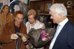 Breukelen 12 februari 2024
Ria Valk viert haar 65 jarig artiesten jubileum en krijgt een koninklijk onderscheiding van de burgemeester van de Ronde Venen. Ria Valk en Carry Tefsen