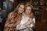 Breukelen 12 februari 2024
Ria Valk viert haar 65 jarig artiesten jubileum en krijgt een koninklijk onderscheiding van de burgemeester van de Ronde Venen. Ria Valk met haar dochter Monique