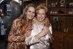 Breukelen 12 februari 2024
Ria Valk viert haar 65 jarig artiesten jubileum en krijgt een koninklijk onderscheiding van de burgemeester van de Ronde Venen. Ria Valk met haar dochter Monique