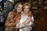 Breukelen 12 februari 2024
Ria Valk viert haar 65 jarig artiesten jubileum en krijgt een koninklijk onderscheiding van de burgemeester van de Ronde Venen. Ria Valk met haar dochter Monique