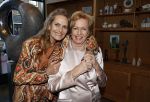Breukelen 12 februari 2024
Ria Valk viert haar 65 jarig artiesten jubileum en krijgt een koninklijk onderscheiding van de burgemeester van de Ronde Venen. Ria Valk met haar dochter Monique