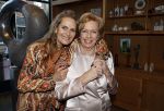 Breukelen 12 februari 2024
Ria Valk viert haar 65 jarig artiesten jubileum en krijgt een koninklijk onderscheiding van de burgemeester van de Ronde Venen. Ria Valk met haar dochter Monique