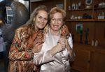 Breukelen 12 februari 2024
Ria Valk viert haar 65 jarig artiesten jubileum en krijgt een koninklijk onderscheiding van de burgemeester van de Ronde Venen. Ria Valk met haar dochter Monique