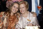 Breukelen 12 februari 2024
Ria Valk viert haar 65 jarig artiesten jubileum en krijgt een koninklijk onderscheiding van de burgemeester van de Ronde Venen. Ria Valk met haar dochter Monique