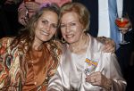 Breukelen 12 februari 2024
Ria Valk viert haar 65 jarig artiesten jubileum en krijgt een koninklijk onderscheiding van de burgemeester van de Ronde Venen. Ria Valk met haar dochter Monique