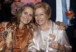 Breukelen 12 februari 2024
Ria Valk viert haar 65 jarig artiesten jubileum en krijgt een koninklijk onderscheiding van de burgemeester van de Ronde Venen. Ria Valk met haar dochter Monique