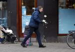 Amsterdam 20 januari 2024
Robert ten Brink op de fiets bij de Albert Heijn