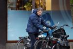 Amsterdam 20 januari 2024
Robert ten Brink op de fiets bij de Albert Heijn