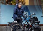 Amsterdam 20 januari 2024
Robert ten Brink op de fiets bij de Albert Heijn
