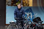 Amsterdam 20 januari 2024
Robert ten Brink op de fiets bij de Albert Heijn