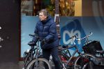 Amsterdam 20 januari 2024
Robert ten Brink op de fiets bij de Albert Heijn