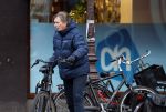 Amsterdam 20 januari 2024
Robert ten Brink op de fiets bij de Albert Heijn