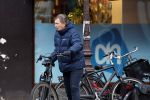 Amsterdam 20 januari 2024
Robert ten Brink op de fiets bij de Albert Heijn