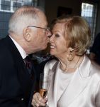 Breukelen 12 februari 2024
Ria Valk viert haar 65 jarig artiesten jubileum en krijgt een koninklijk onderscheiding van de burgemeester van de Ronde Venen. Ronnie Tober en Jan Jochems
