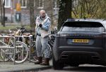 Amsterdam 4 december 2023
Sander Kleinenberg bij benzinepomp en bij zijn huis .