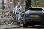 Amsterdam 4 december 2023
Sander Kleinenberg bij benzinepomp en bij zijn huis .