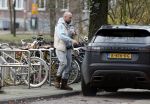 Amsterdam 4 december 2023
Sander Kleinenberg bij benzinepomp en bij zijn huis .