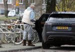 Amsterdam 4 december 2023
Sander Kleinenberg bij benzinepomp en bij zijn huis .