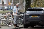 Amsterdam 4 december 2023
Sander Kleinenberg bij benzinepomp en bij zijn huis .