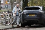 Amsterdam 4 december 2023
Sander Kleinenberg bij benzinepomp en bij zijn huis .