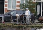 Amsterdam 4 december 2023
Sander Kleinenberg bij benzinepomp en bij zijn huis .