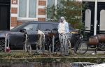 Amsterdam 4 december 2023
Sander Kleinenberg bij benzinepomp en bij zijn huis .