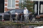 Amsterdam 4 december 2023
Sander Kleinenberg bij benzinepomp en bij zijn huis .